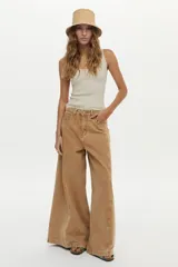 Jean wide leg de tiro medio, color camel, con calce relajado y amplias botamangas.