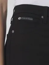 Pantalones de jean negro, tiro alto, corte skinny, confeccionados en denim elástico.