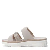 Sandalias de plataforma baja con dos tiras anchas en el empeine, una de ellas con ajuste de velcro. Presentan una combinación de texturas en tonos beige y detalles metalizados, con plantilla acolchada y suela de goma blanca.