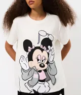 Remera oversized de algodón blanco, con mangas cortas, cuello redondo y gran estampado frontal de Minnie Mouse.