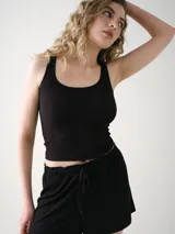 Musculosa de rib con escote redondo, corte entallado y diseño corto.