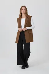 Chaleco sastrero color marrón, sin mangas, con solapas clásicas y bolsillos laterales con solapa.