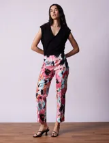Pantalón de gabardina elastizada con estampado floral multicolor, pretina ancha elastizada y corte recto.