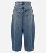 Pantalón de jean azul oscuro con corte barrel, tiro alto y diseño de piernas amplias con terminación afinada. Cuenta con cintura con pasadores, cierre frontal con botón y bolsillos funcionales.