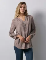 Blusa de gasa estampada marca Grand & Green. Tiene cuello a la base, escote en V y abertura con botones.