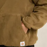 Buzo de polar con cierre frontal parcial, diseño bicolor en tonos verde y marrón, con detalle de cinta estampada horizontal y bolsillo tipo canguro.