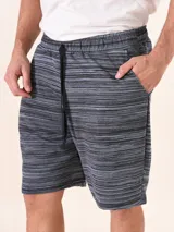 Bermuda de hombre con estampado a rayas horizontales en tonos de gris y negro, con cintura elástica ajustable con cordón y bolsillos laterales.
