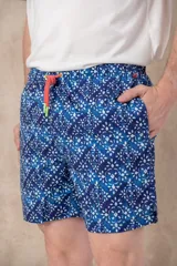 Short de baño azul oscuro con estampado geométrico en blanco, tiro medio y elástico en la cintura con cordón ajustable en color coral y verde flúor.