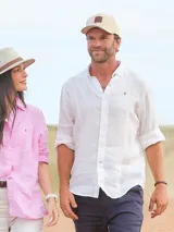 Camisa de lino celeste de manga larga con cuello abotonado y cierre frontal de botones.