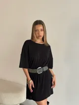 Remerón negro de manga corta, corte oversize y largo por encima de la rodilla.