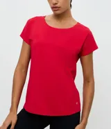 Remera deportiva de microfibra texturizada, color blanco, con cuello redondo, mangas cortas y recortes laterales.