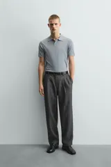 Polo de corte regular fit, con cuello solapa, cierre frontal de botonadura y manga corta con acabados en rib.