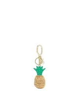 Llavero y colgante para bolso con diseño de piña, con cuerpo de paja tejida y hojas de cuero sintético verde con tachas doradas. Incluye herrajes metálicos dorados con gancho y argolla.