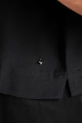 Blusa marrón de mangas cortas abullonadas, cuello redondo y diseño holgado.