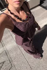 Falda larga color chocolate con diseño de broderie, forro en el caderín y elástico en la pretina.