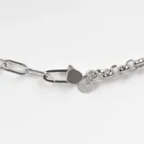Gargantilla de plata 925 con diseño mixto que combina eslabones tipo rolo y eslabones tipo fuerza.