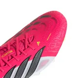 Championes de fútbol Adidas Predator Pro FG en color rosado y blanco, con las tres tiras características de la marca en negro y detalles en amarillo flúor.