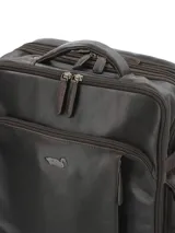 Mochila maletín de cuero color marrón, con compartimento principal y bolsillo frontal con cierre, asas de mano superior y lateral, y compartimento para notebook.