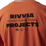 Remera color terracota con logo de la marca Rivvia estampado en el pecho.