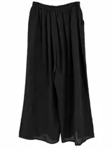Pantalón negro de lino, de corte holgado y pernera ancha, con cintura elástica fruncida y detalles de botones en el dobladillo inferior.