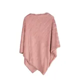 Poncho de textura suave y diseño acanalado en color rosado, con corte amplio y holgado.