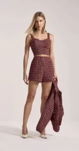 Top corto de tweed color cereza, con escote cuadrado y breteles anchos.