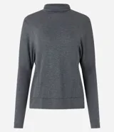 Blusa gris oscuro de punto liviano con cuello alto y mangas largas.
