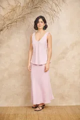 Pollera midi evasé confeccionada en lino natural, con elástico en la cintura.