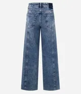 Pantalón de jean estilo wide leg con cintura media, cierre frontal con botón y cremallera, bolsillos funcionales y diseño de pierna amplia con recorte transversal.