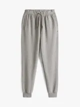 Pantalón de jogging gris melange, confeccionado en mezcla de algodón y poliéster, con corte regular y pierna cónica. Presenta cintura con cordón, bolsillos laterales y un bolsillo trasero de ojal.