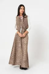 Chaleco con estampado animal print, sin mangas y con cierre frontal con lazos.