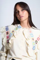 Camisa color crema con cuello Claudine y bordado de crochet multicolor.