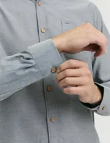 Camisa de manga larga con cuello button-down, bolsillo frontal y botones de madera. Confeccionada en una mezcla de poliéster y algodón.