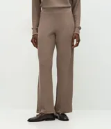 Pantalón recto color marrón de tejido anarruga, con cintura elástica ancha y bolsillos laterales funcionales.