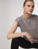 Blusa sin mangas de tejido canale color gris, con cuello redondo y diseño ajustado.
