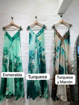 Vestido largo sin mangas con escote en V pronunciado, de corte amplio y fluido, con estampado abstracto en tonos rosados, marrones y blancos, y un cordón trenzado ajustable en la cintura.