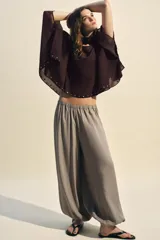 Pantalón bombacho de tiro alto, color beige topo, con cintura elástica fruncida y bajo ajustado con lazada.