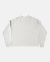 Suéter de punto color gris claro con diseño de escorpión en color blanco tejido en el frente. Presenta cuello redondo, puños y cintura con terminaciones acanaladas, y un corte holgado tipo boxy fit.