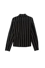 Camisa de manga larga confeccionada en popelina de algodón, con diseño de rayas verticales en tonos oscuros. Presenta cuello clásico, cierre frontal con botones metálicos y dos bolsillos frontales con solapa.