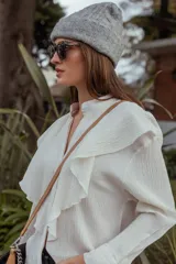 Camisa celeste de manga larga con cuello mao y volados frontales.