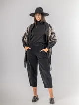 Pantalón tipo carrot de corderoy color verde oliva, con cintura elastizada y largo capri/cropped.