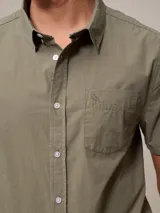 Camisa de manga corta marca Polanco, confeccionada en algodón, con cuello abotonado y bolsillo frontal.