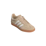Championes Adidas Gazelle Indoor de gamuza en color beige, con las icónicas tres tiras blancas en los laterales, detalle en el talón de color blanco y suela translúcida de goma caramelo.