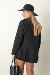 Blazer verde con corte clásico, doble botonadura y bolsillos con solapa.