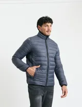 Campera acolchada tipo puffer en color gris, con cierre frontal, cuello alto y puños elásticos.