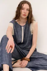 Pantalón azul de corte ancho y relajado, con cintura elástica.