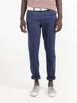 Pantalón de hombre de corte chino, color azul marino, con cinco bolsillos y ruedo doblado.