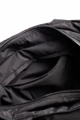 Bolso plateado acolchado con logo ovalado negro y blanco.