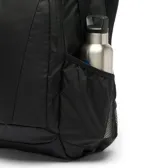Mochila negra de 30 litros con compartimento principal y funda interior acolchada para portátil, bolsillos laterales de malla para botellas y panel trasero transpirable.