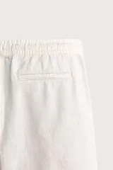 Bermuda de algodón en color beige, con corte relaxed fit, cintura elástica con cordón ajustable y bordado a tono en la pernera.